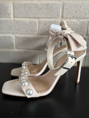 • Gianni Bini x Jess Southern, the Jean Pearl Bow Dress Sandals • Size 8.5 • NEW